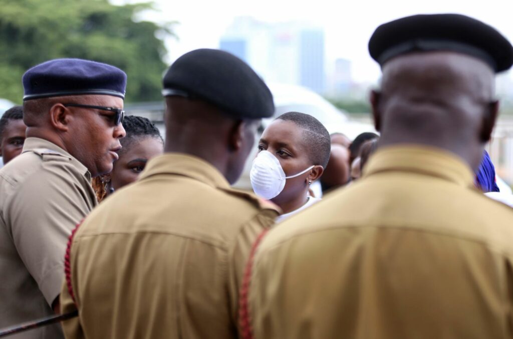 La police confronte les membres de la société civile qui ont organisé une manifestation à Nairobi pour demander au gouvernement d'arrêter les vols directs entre le Kenya et la Chine, craignant la propagation du Coronavirus 
