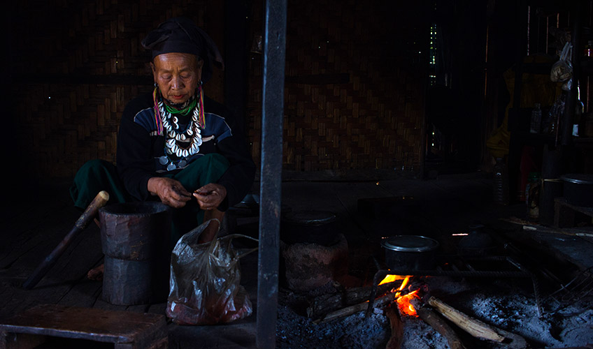 A woman cooking on a firewood-fuelled stove in Kayah state. © U Aung Naing Oo/International Alert