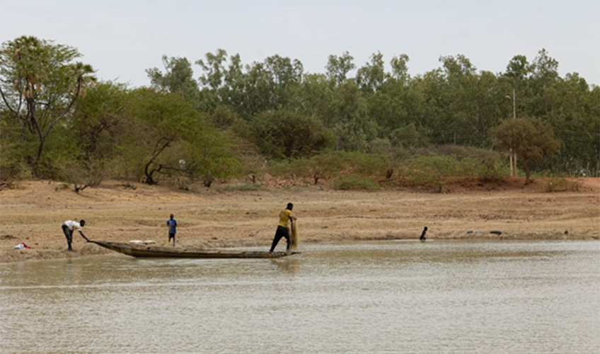 Fishers using a Pinasse boat to fish