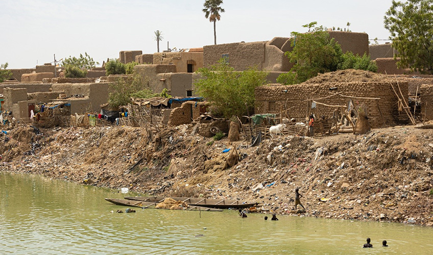 Habitants de Djenné se baignant sur les bordures du fleuve Niger 