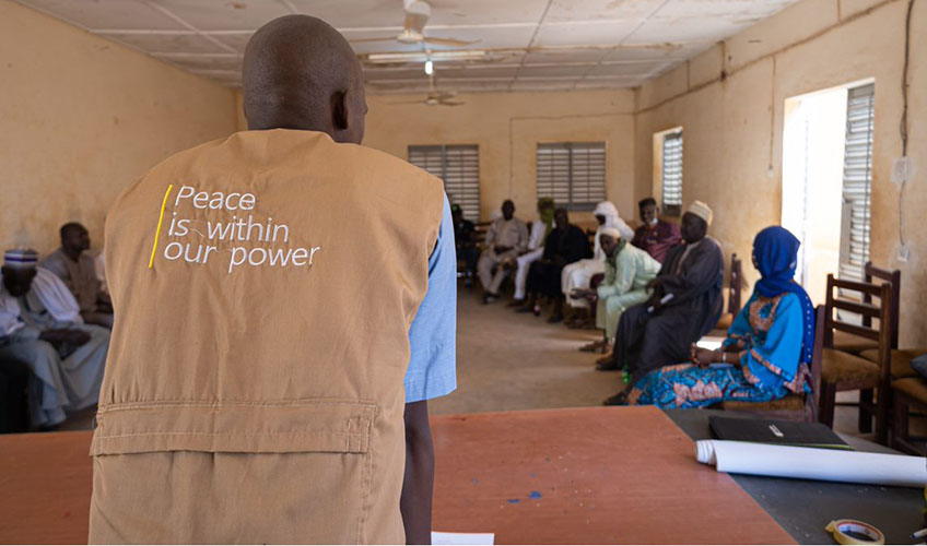 Hamidou Niapogo, International Alert Focal Point moderating a dialogue session between the community representatives in Konna, Mali. 