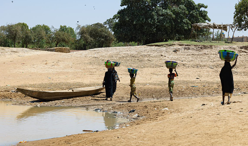 Des femmes de Konna revenant du fleuve après avoir lavé les vêtements du foyer.