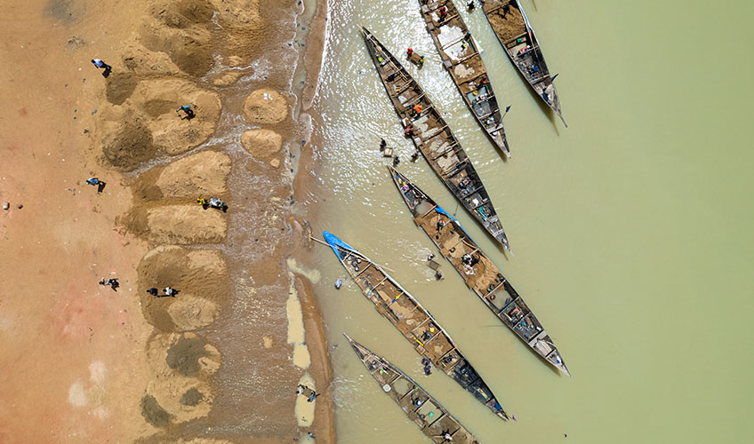 Vue aérienne des Pinassiers récupérant du sable du fleuve